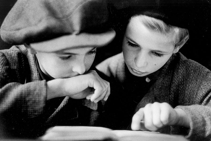 Black-and-white photograph of young people celebrating the Jewish New Year in a synagogue in Berlin, 1938